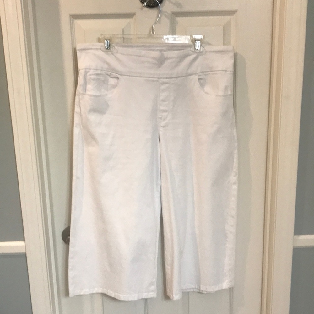 White wide leg capris